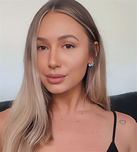 Holly Brougham leaks OF
