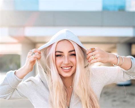 Kelly Lauren