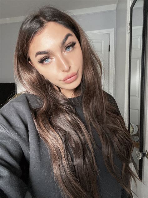 EM!L¥ R!NAUDO H0T BAB3 🥵🔥🍑😍