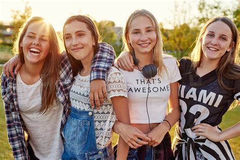 ⚡group-of-teenage-girls⚡